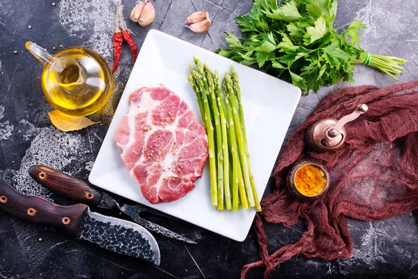 Сире м'ясо зі спаржею — стокове фото