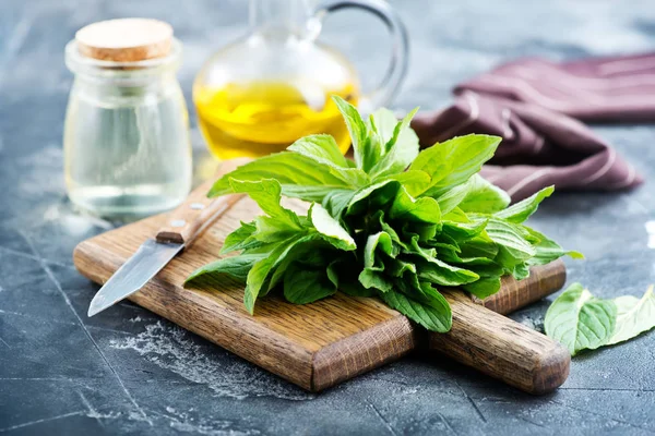 Foglie di menta sul tagliere — Foto Stock