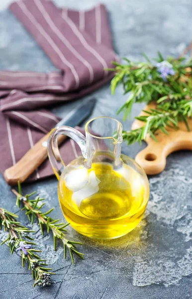 Aceite de oliva con romero —  Fotos de Stock
