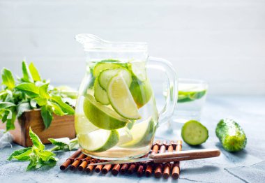 İçecek limon ve salatalık ile