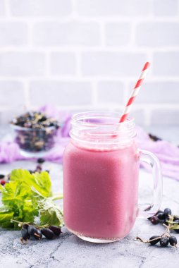 yoğurt ve kuş üzümü ile güler yüzlü