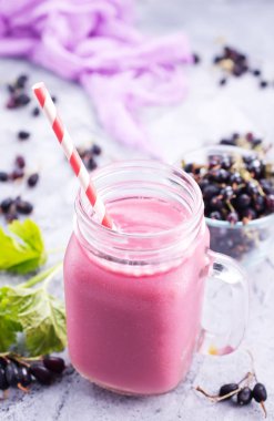 yoğurt ve kuş üzümü ile güler yüzlü