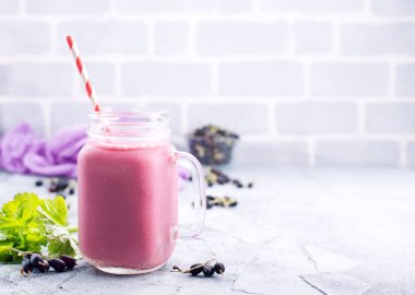 yoğurt ve kuş üzümü ile güler yüzlü