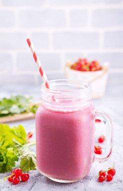 yoğurt ve kuş üzümü ile güler yüzlü