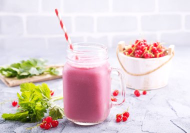 yoğurt ve kuş üzümü ile güler yüzlü