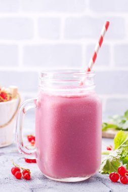 yoğurt ve kuş üzümü ile güler yüzlü