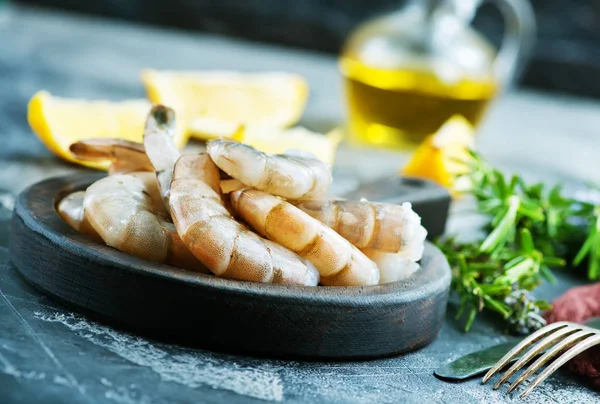 Camarones sobre tabla de madera — Foto de Stock