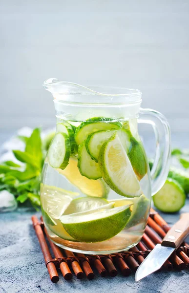 Bebida con limón y pepino — Foto de Stock