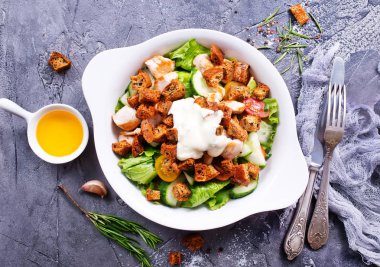 Sezar salatası plaka üzerinde 