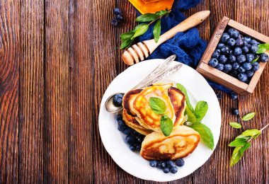 Krep plaka üzerinde çilek ile