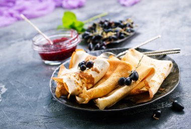 Krep plaka üzerinde çilek ile