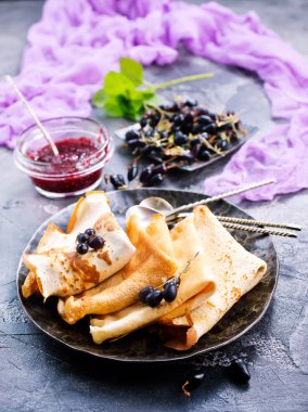 Krep plaka üzerinde çilek ile