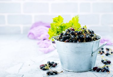 kabın içinde siyah kuş üzümü