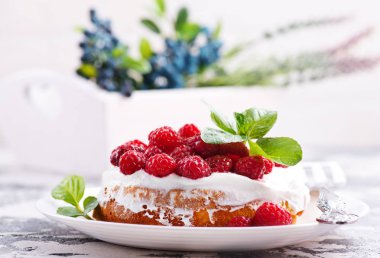 Ahududu, kremalı pasta