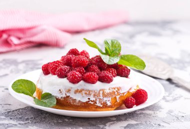 Ahududu, kremalı pasta