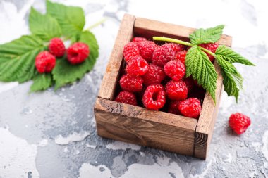 Kutusunda taze frambuaz