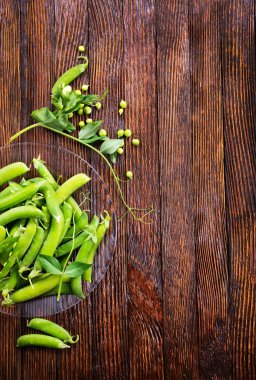 yeşil bezelyeler kasede