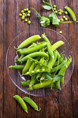 yeşil bezelyeler kasede