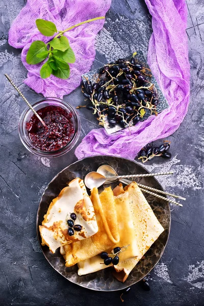 Tortitas con bayas en el plato — Foto de Stock