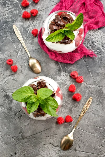 Dessert mit Joghurt und Beeren — Stockfoto