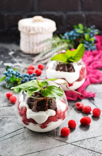 Dessert mit Joghurt und Beeren — Stockfoto