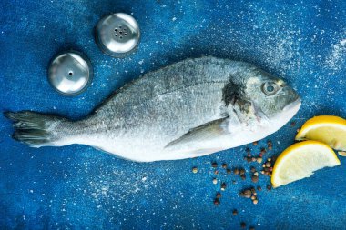 baharat ve tuz çiğ balık