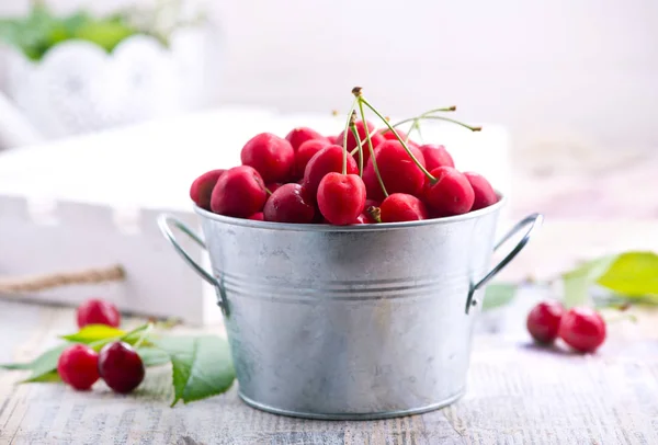 Fresh cherries in bowl — Stock Photo, Image