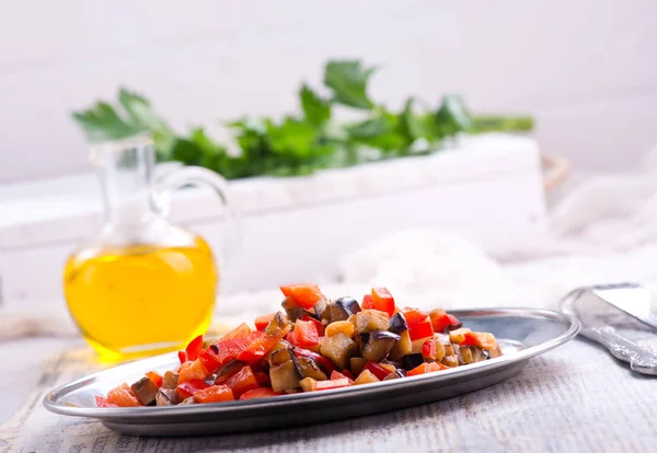 Insalata con melanzane fritte — Foto Stock