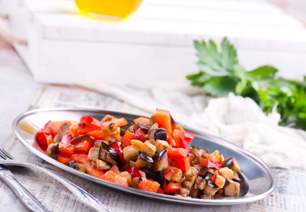 Salada com berinjela frita — Fotografia de Stock