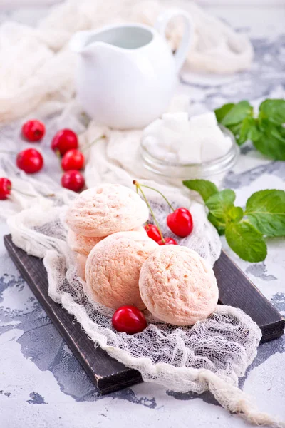 Homemade marshmallow with cherries — Stock Photo, Image