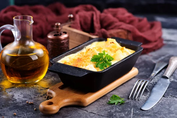 Coliflor con huevo y queso —  Fotos de Stock