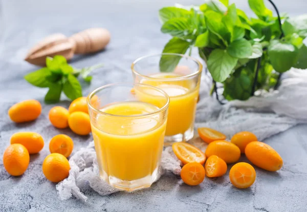 Апельсиновый сок в очках — стоковое фото