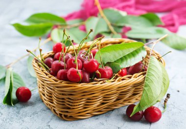 Sepette taze kirazlar