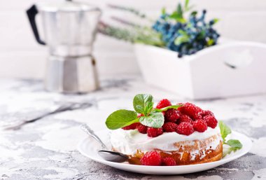 kek ahududu, krem ve nane 