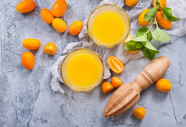 Апельсиновый сок в очках — стоковое фото