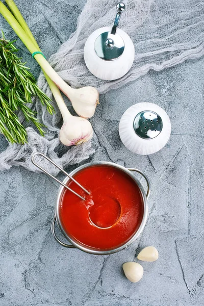 Soupe de tomates dans un bol — Photo