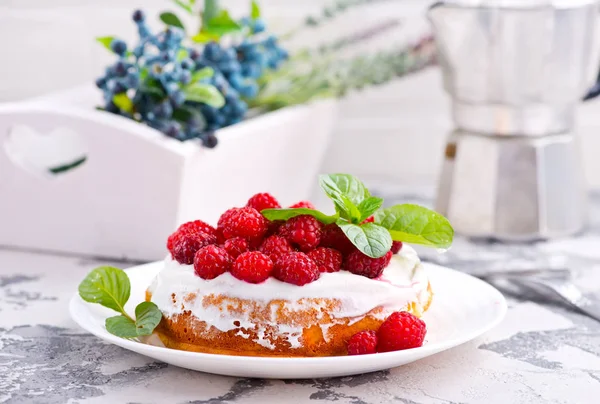 kek ahududu, krem ve nane 