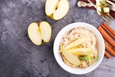 Yulaf ezmesi kase taze elma 