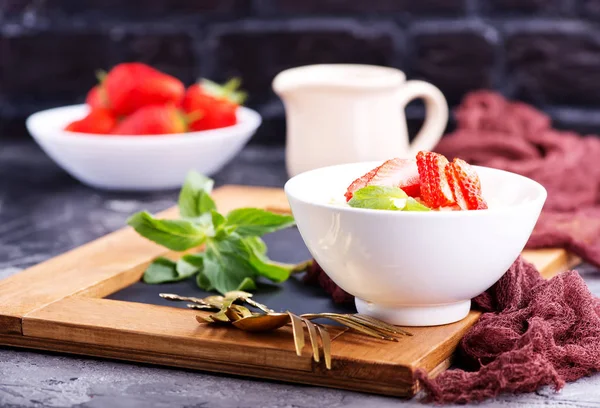 Bowls with strawberries and oat porridge — Stock Photo, Image