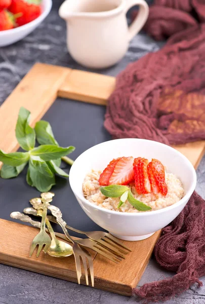 Bouillie d'avoine aux fraises dans un bol — Photo