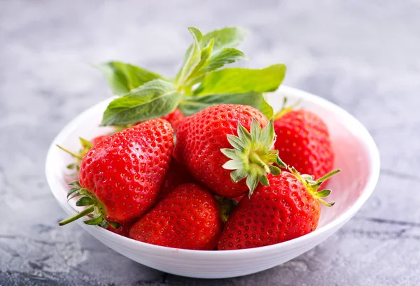 Erdbeeren in weißer Schüssel — Stockfoto