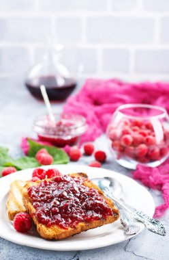 Ahududu reçeli ile tost 