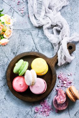 macaroons ahşap plaka üzerinde 