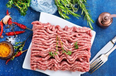 Kıyma plaka üzerinde 