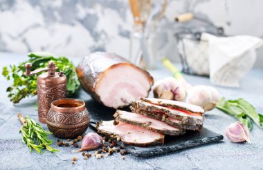 baharatlar ve sarımsak ile domuz yağı 