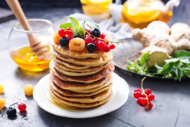 taze çilek ile Pancakes