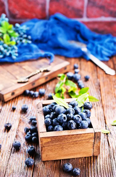 Bleuets dans une boîte en bois — Photo