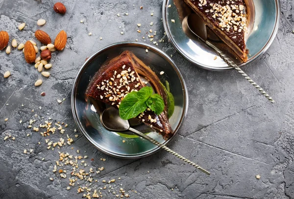 Pastel de chocolate con nueces — Foto de Stock