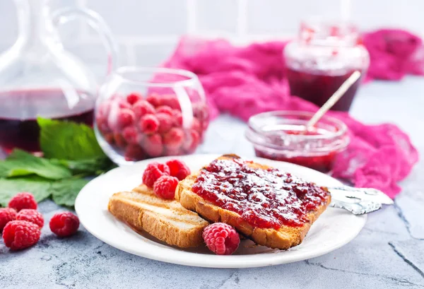 Tostadas con mermelada de frambuesa —  Fotos de Stock