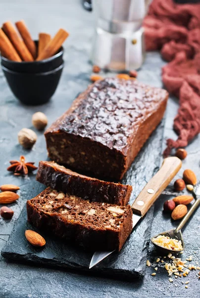 Schokoladenkuchen an Bord — Stockfoto